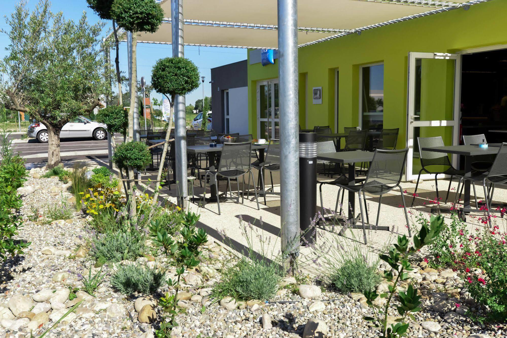 Ibis Budget Porte De Camargue Saint-Martin-de-Crau Exterior foto
